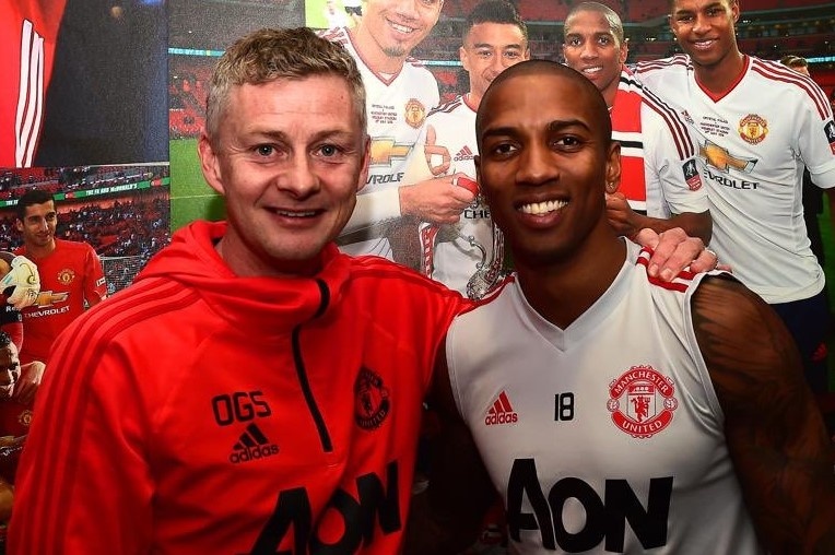 Ashley Young ca ngoi HLV Solskjaer trong ngay ky hop dong moi hinh anh