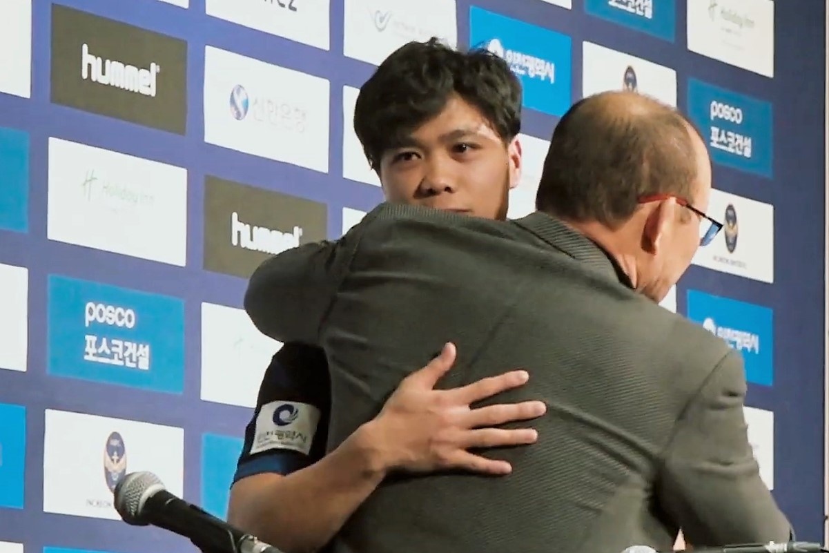 Cong Phuong om cham thay Park trong ngay ra mat Incheon United hinh anh