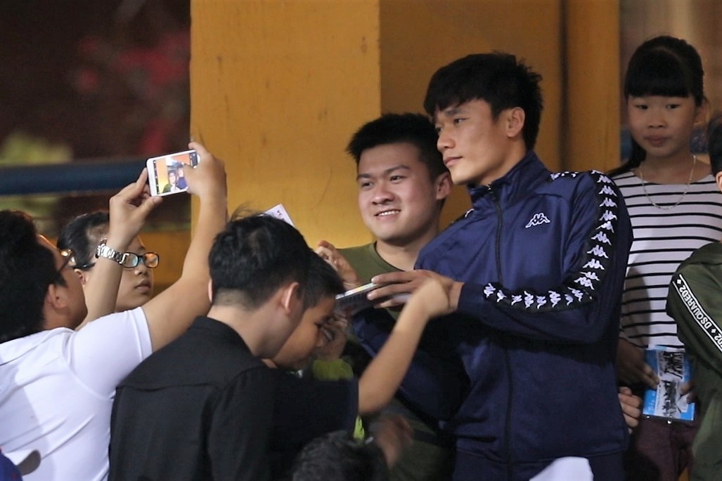 Bui Tien Dung duoc co dong vien san don tren khan dai hinh anh