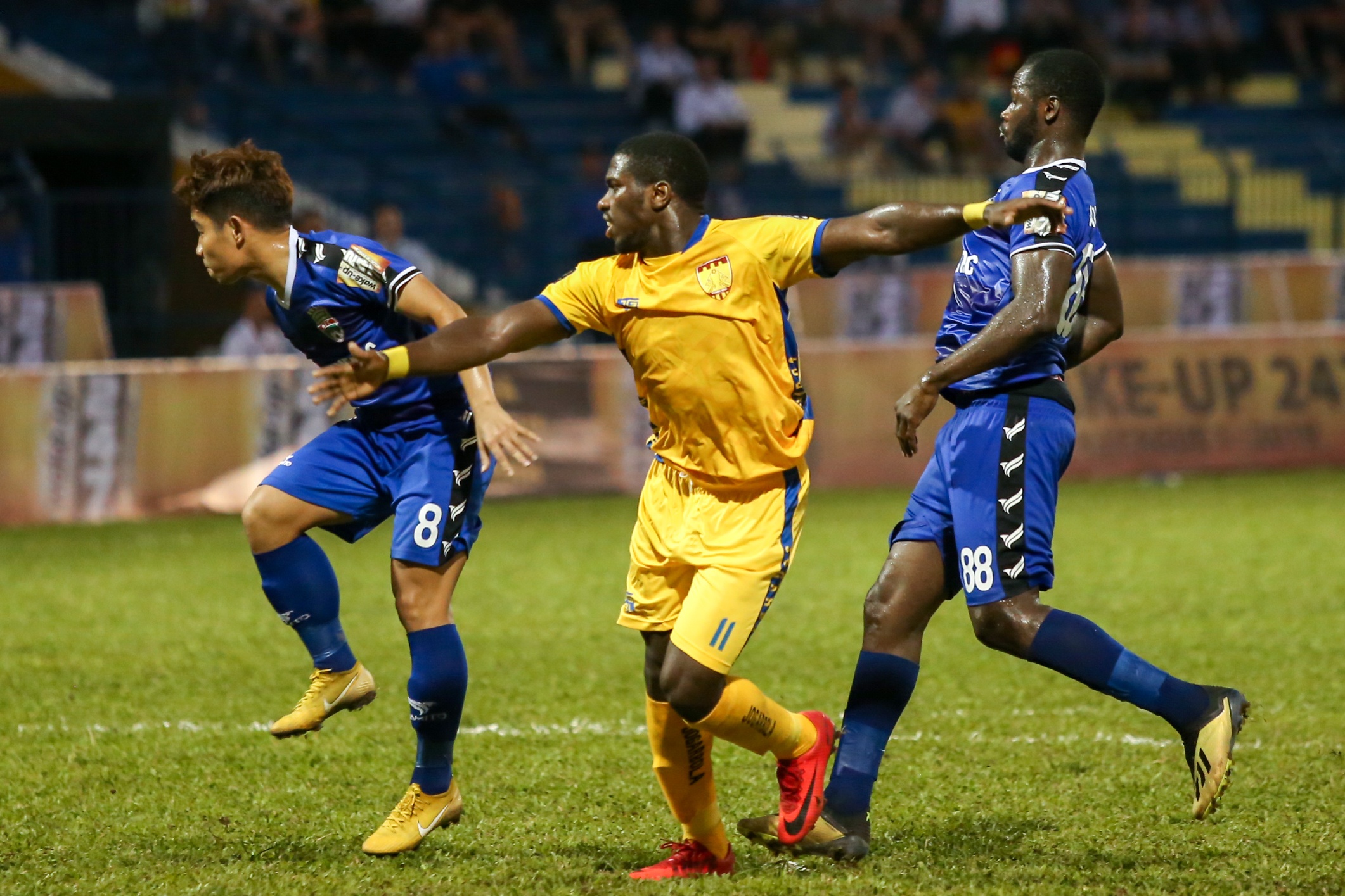 Thanh Hoa vs Binh Duong,  V.League 2019,  Rimario,  Bui Tien Dung anh 5