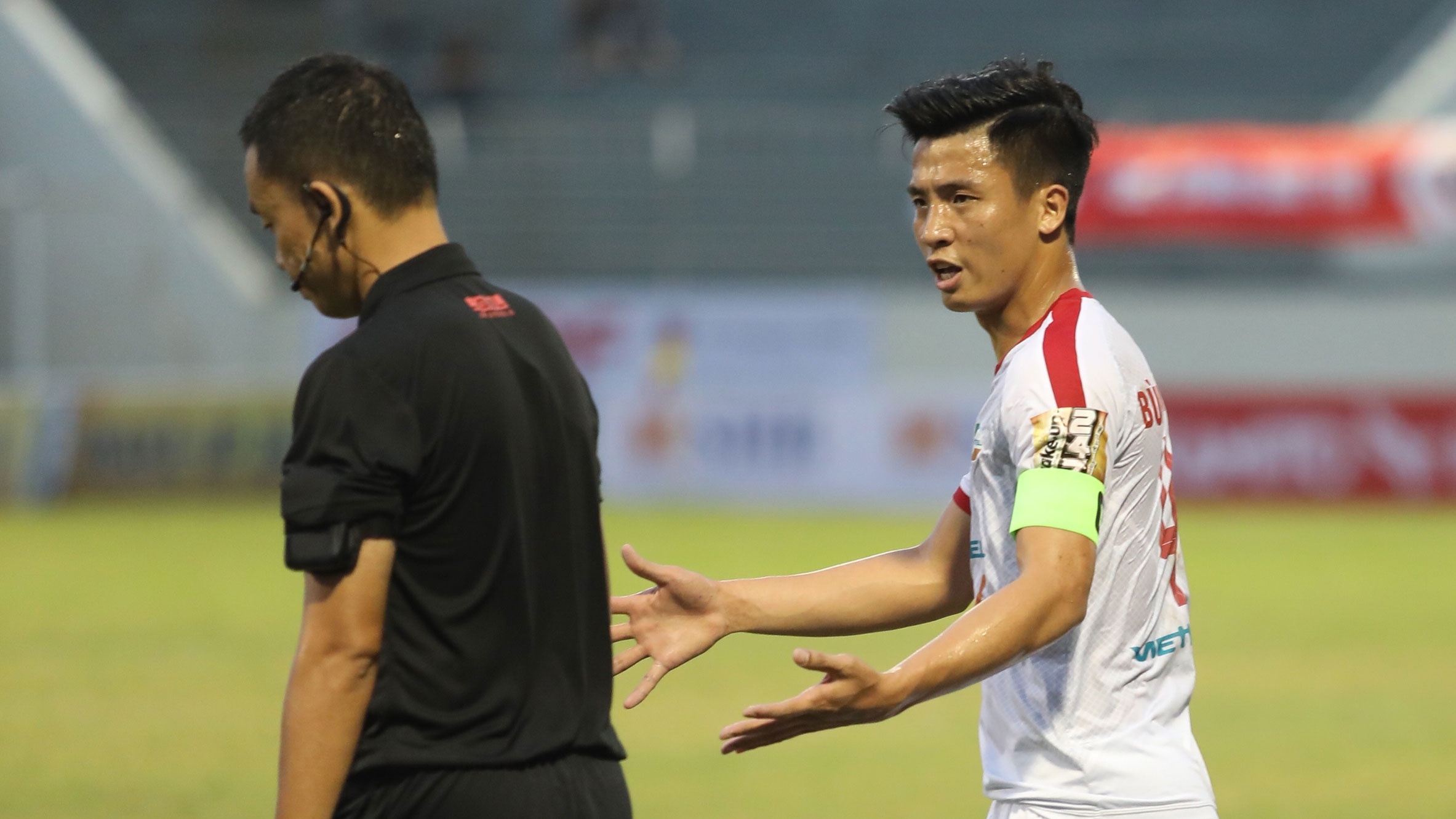 Que Ngoc Hai nhan the do, CLB Viettel co ban danh du o phut 90 hinh anh