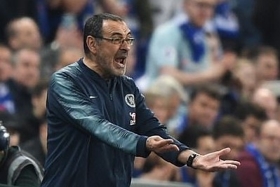 HLV Sarri tuc gian nem chai nuoc vi mau thuan voi hoc tro hinh anh