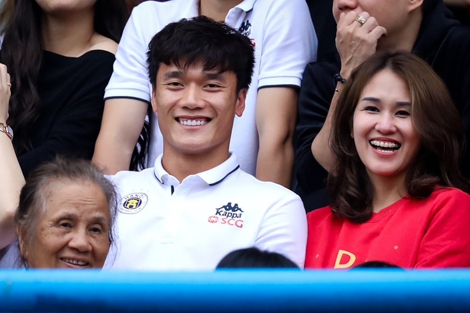 Thu mon Bui Tien Dung cam on nguoi ham mo trong ngay sinh nhat hinh anh