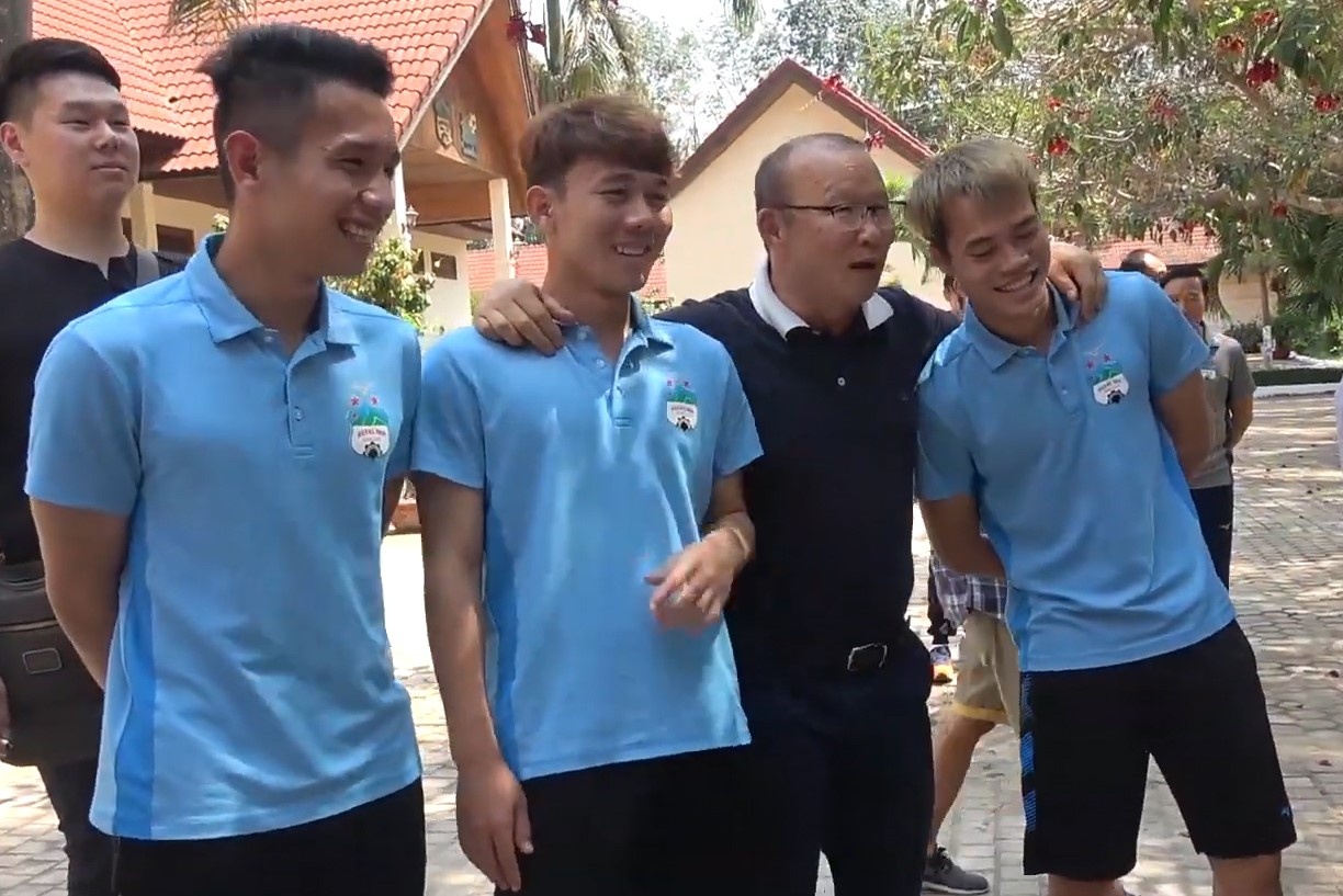 HLV Park Hang-seo om cham hoc tro trong ngay hoi ngo hinh anh