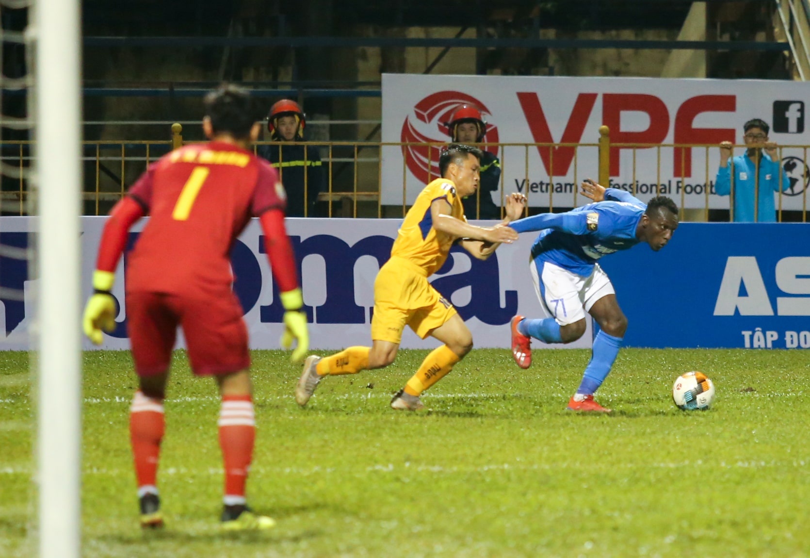 Quang Ninh vs SLNA,  Mac Hong Quan,  Nghiem Xuan Tu,  V.League 2019 anh 7