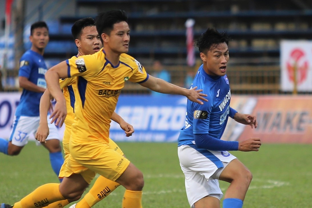 Mac Hong Quan vo hai truoc khung thanh SLNA ngay vang Phan Van Duc hinh anh