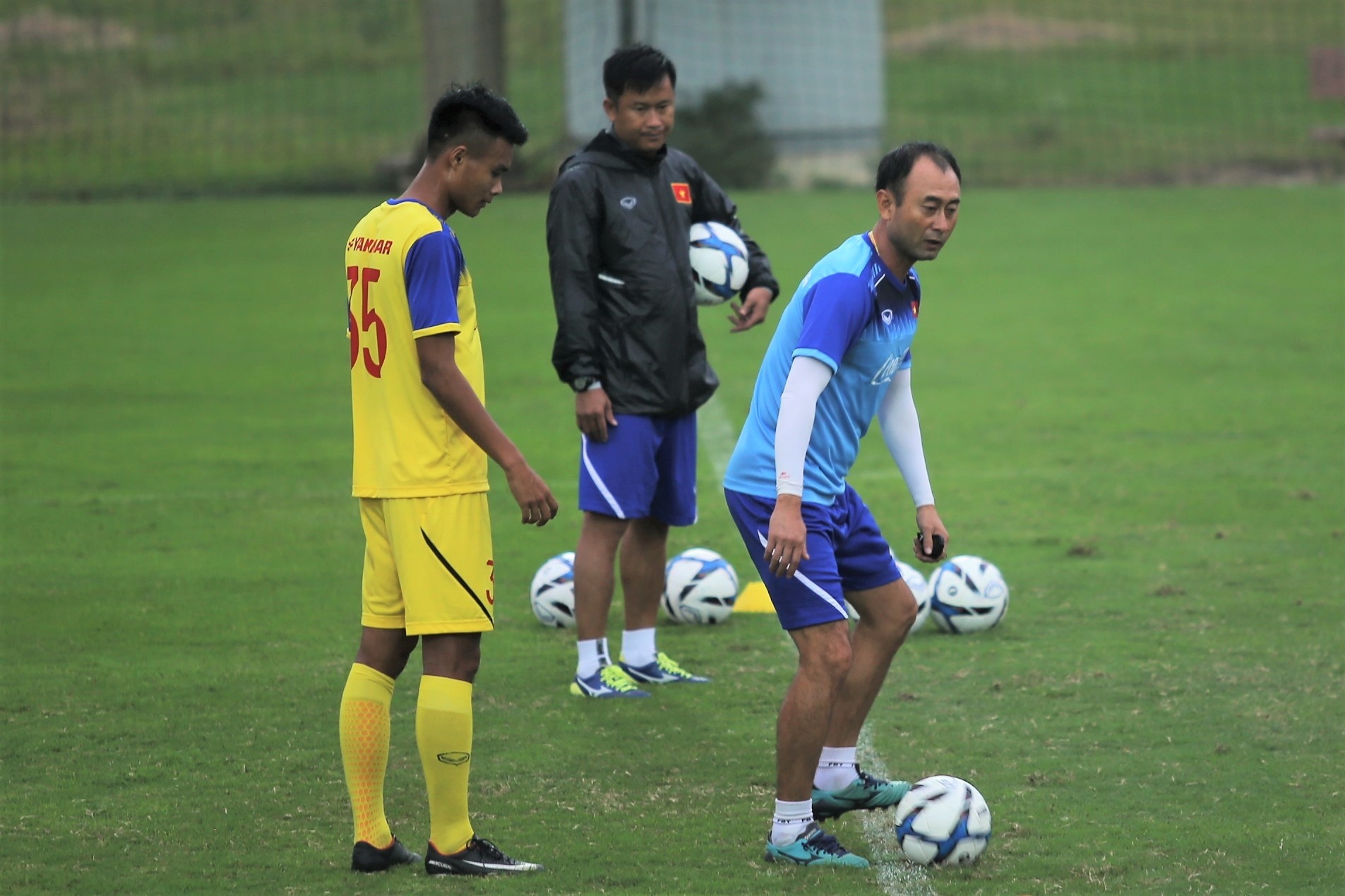 Tro ly cua HLV Park lam gi trong buoi tap dau tien cua U23 Viet Nam? hinh anh