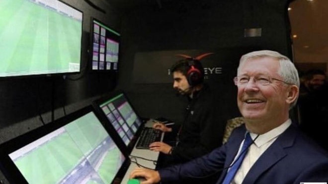 Anh che Sir Alex Ferguson dieu khien phong VAR giup MU duoc huong 11 m hinh anh