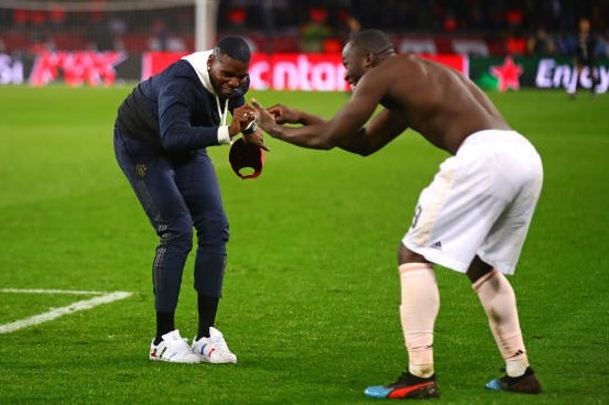 Pogba va Lukaku an mung mia mai phong vien sau tran thang PSG hinh anh