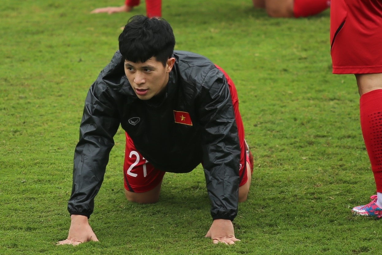 Dinh Trong, Tien Linh bi HLV Park chan chinh ngay tren san tap hinh anh