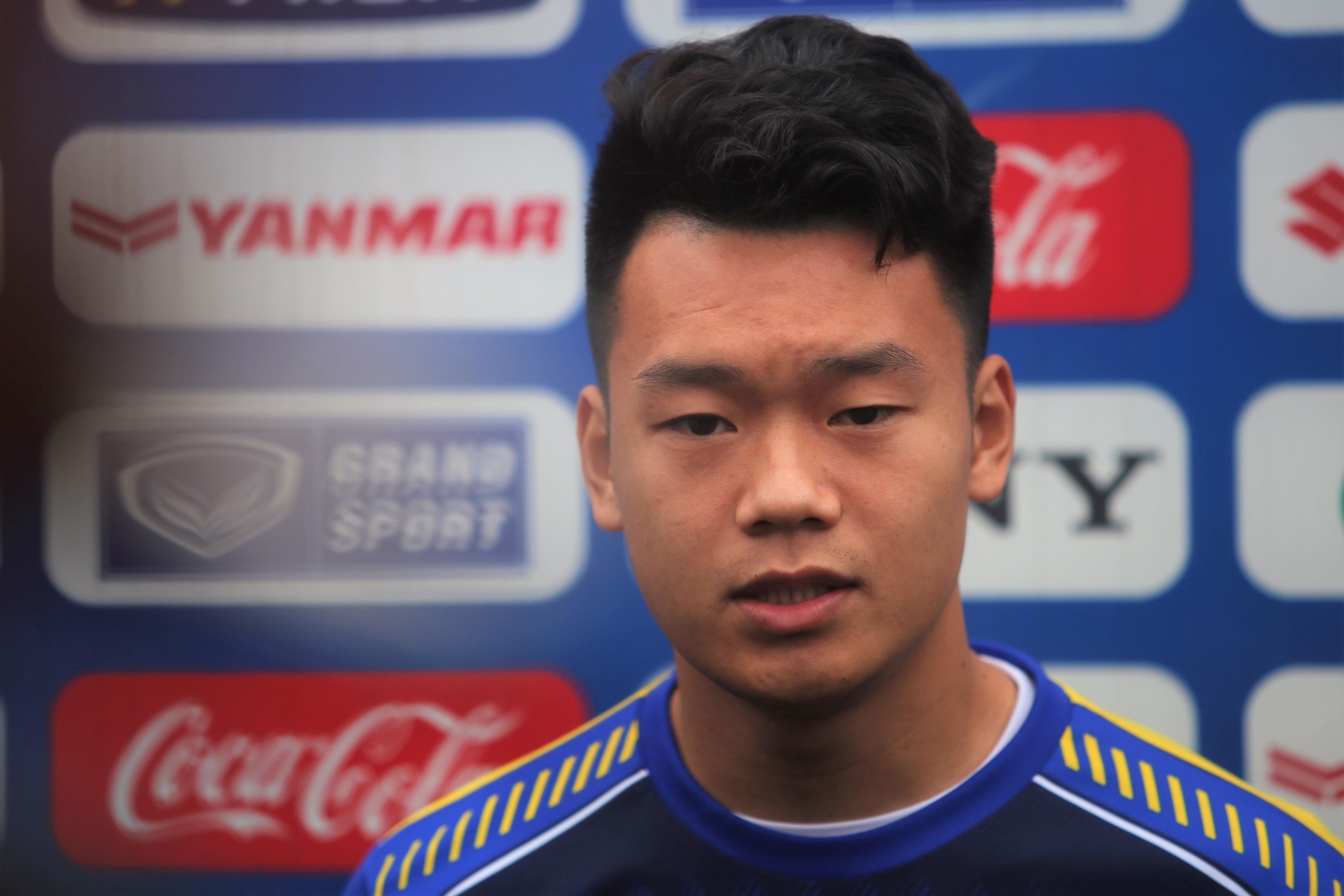 Thanh Chung: 'Vang Dinh Trong khien hang thu U23 Viet Nam xao nhang' hinh anh