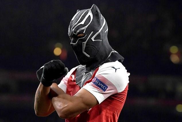 Aubameyang tap an mung ban thang cung sao Marvel hinh anh