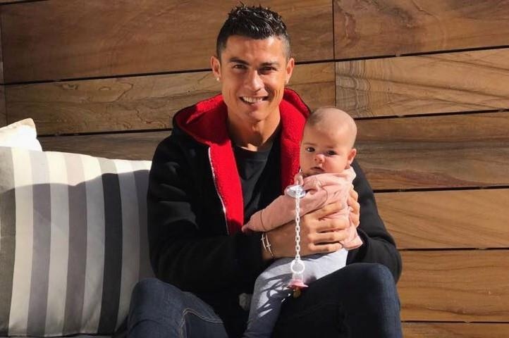 Ronaldo day con gai choi bong tu khi con be hinh anh