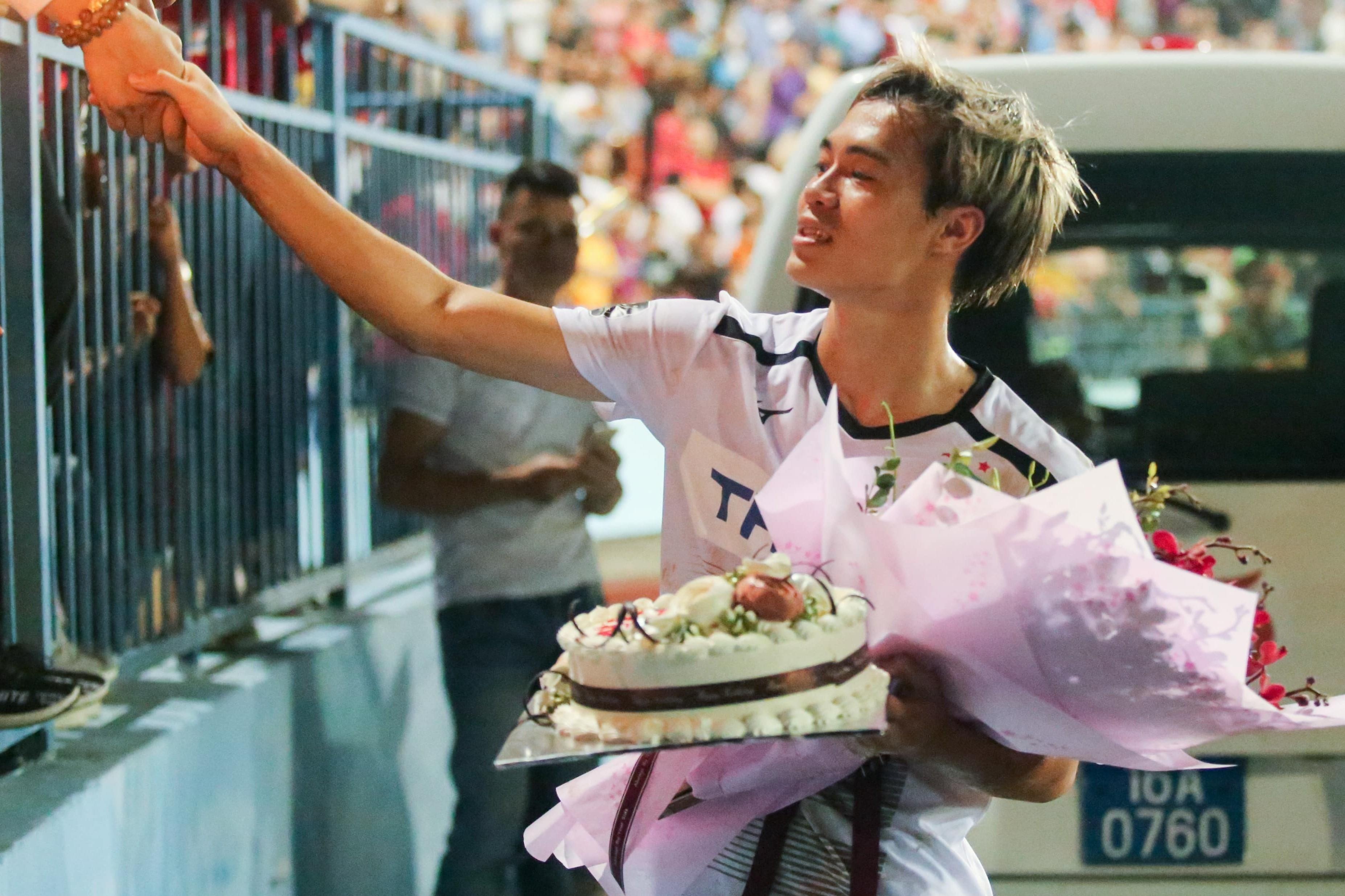 Van Toan duoc fan to chuc sinh nhat som sau tran thua Hai Phong hinh anh