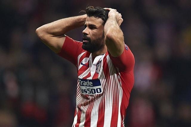 Diego Costa bi treo gio den het mua vi xuc pham me trong tai hinh anh