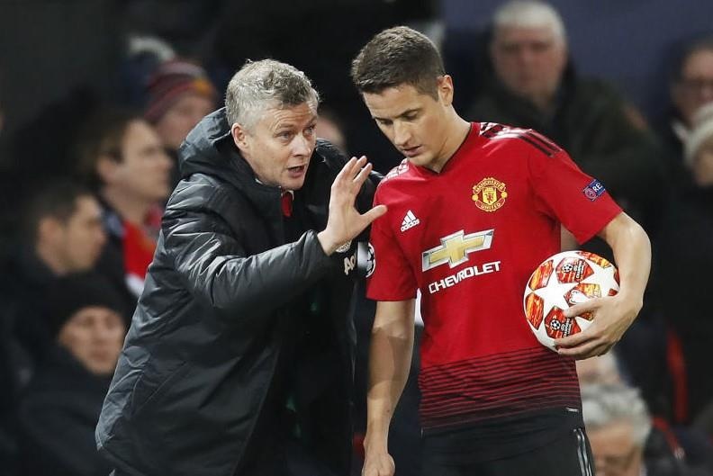 HLV Solskjaer len tieng truoc tin don Herrera roi MU hinh anh
