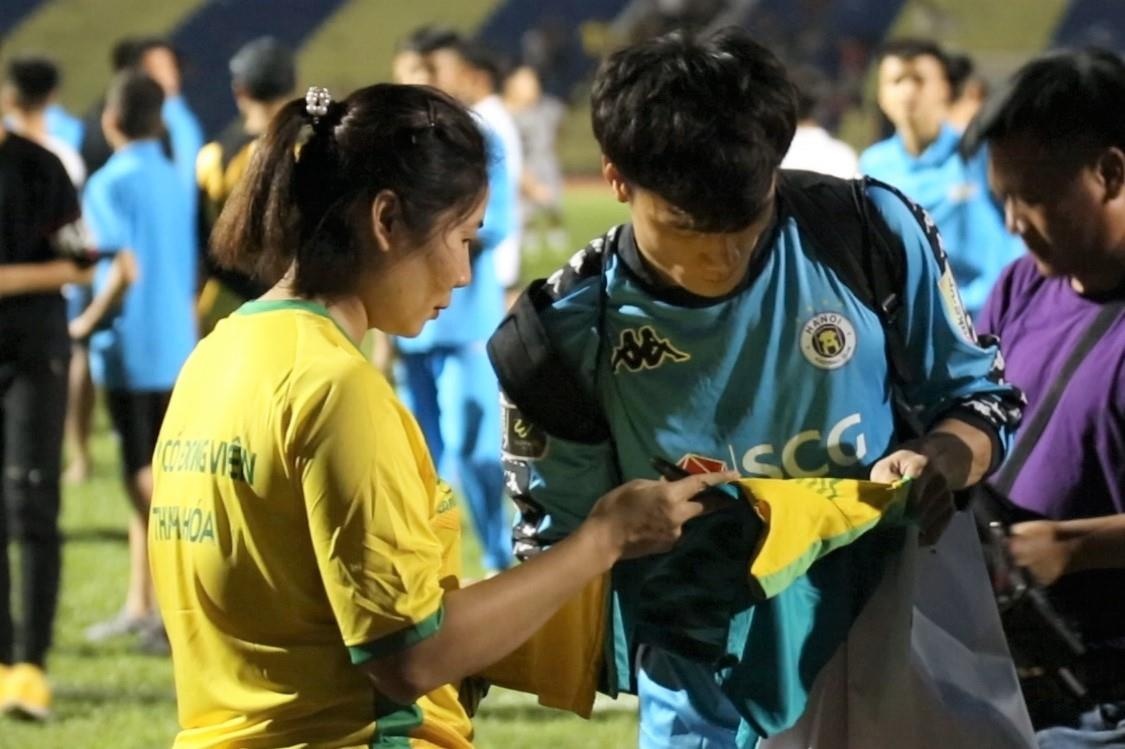 Nguoi ham mo Thanh Hoa chao don Bui Tien Dung ngay tro ve hinh anh