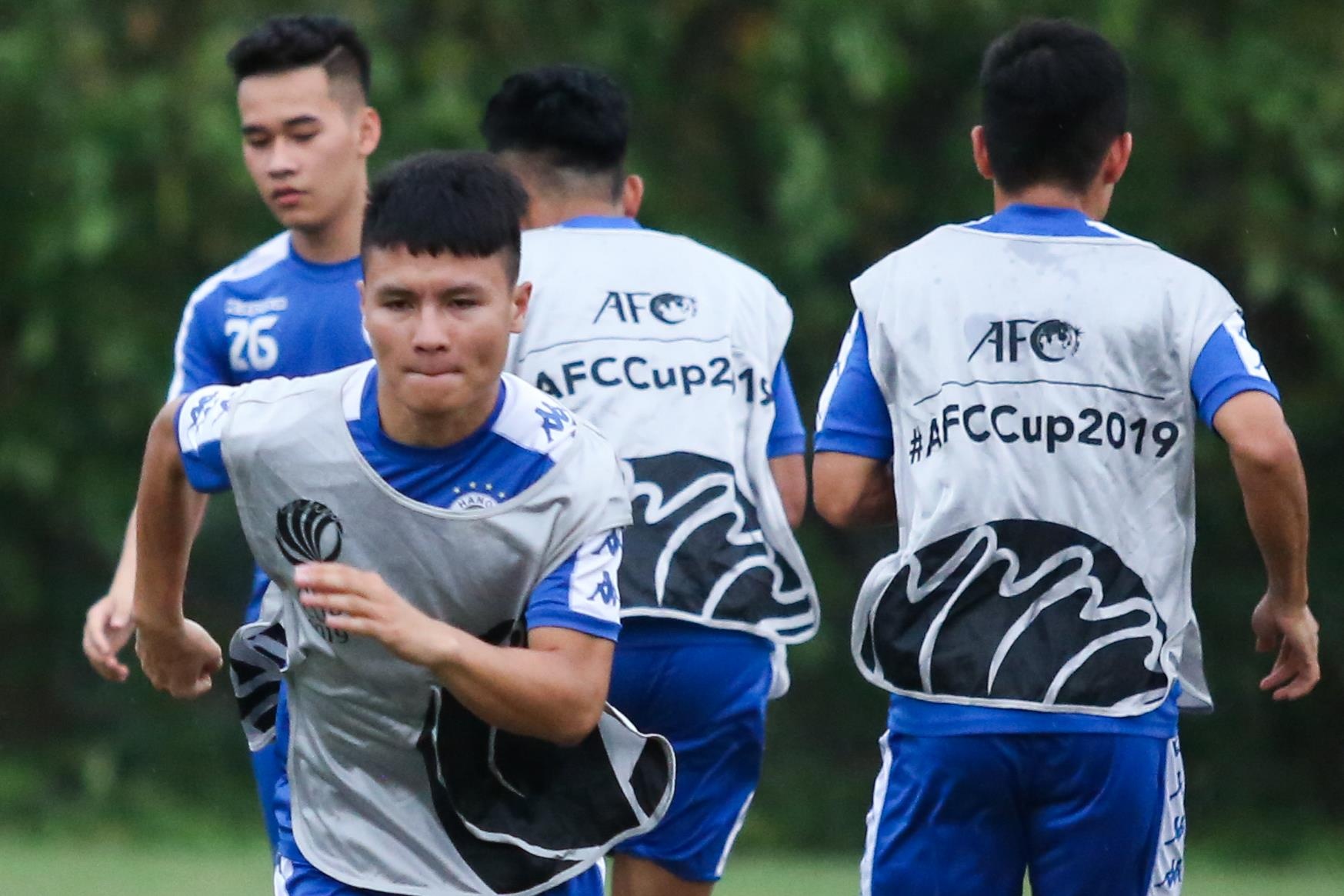 Tam quen that bai, Quang Hai cung dong doi huong den AFC Cup hinh anh
