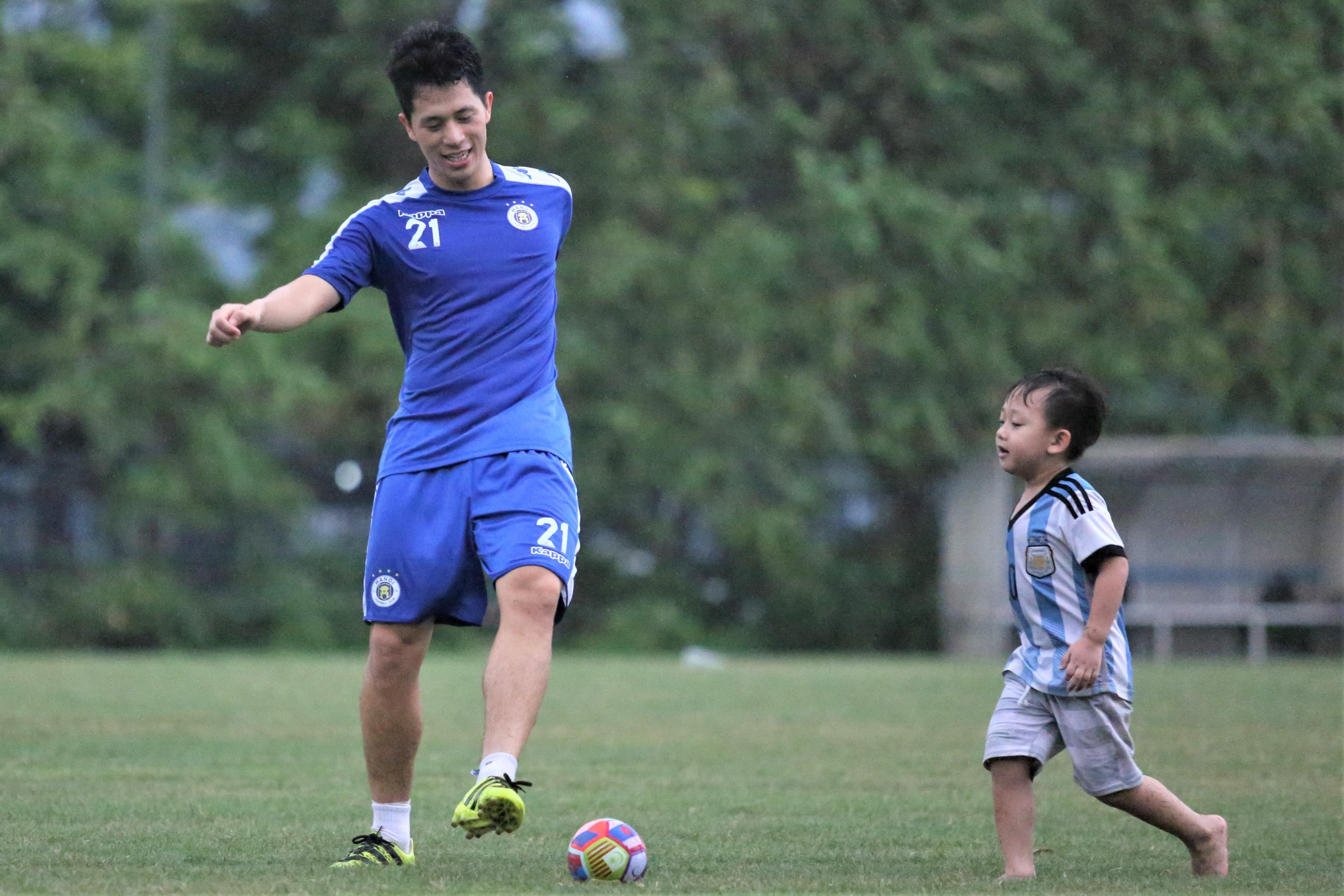 Dinh Trong choi dua cung con trai Thanh Luong tren san tap hinh anh