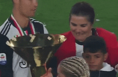 Ronaldo dap cup Serie A vao dau con trai trong le an mung hinh anh