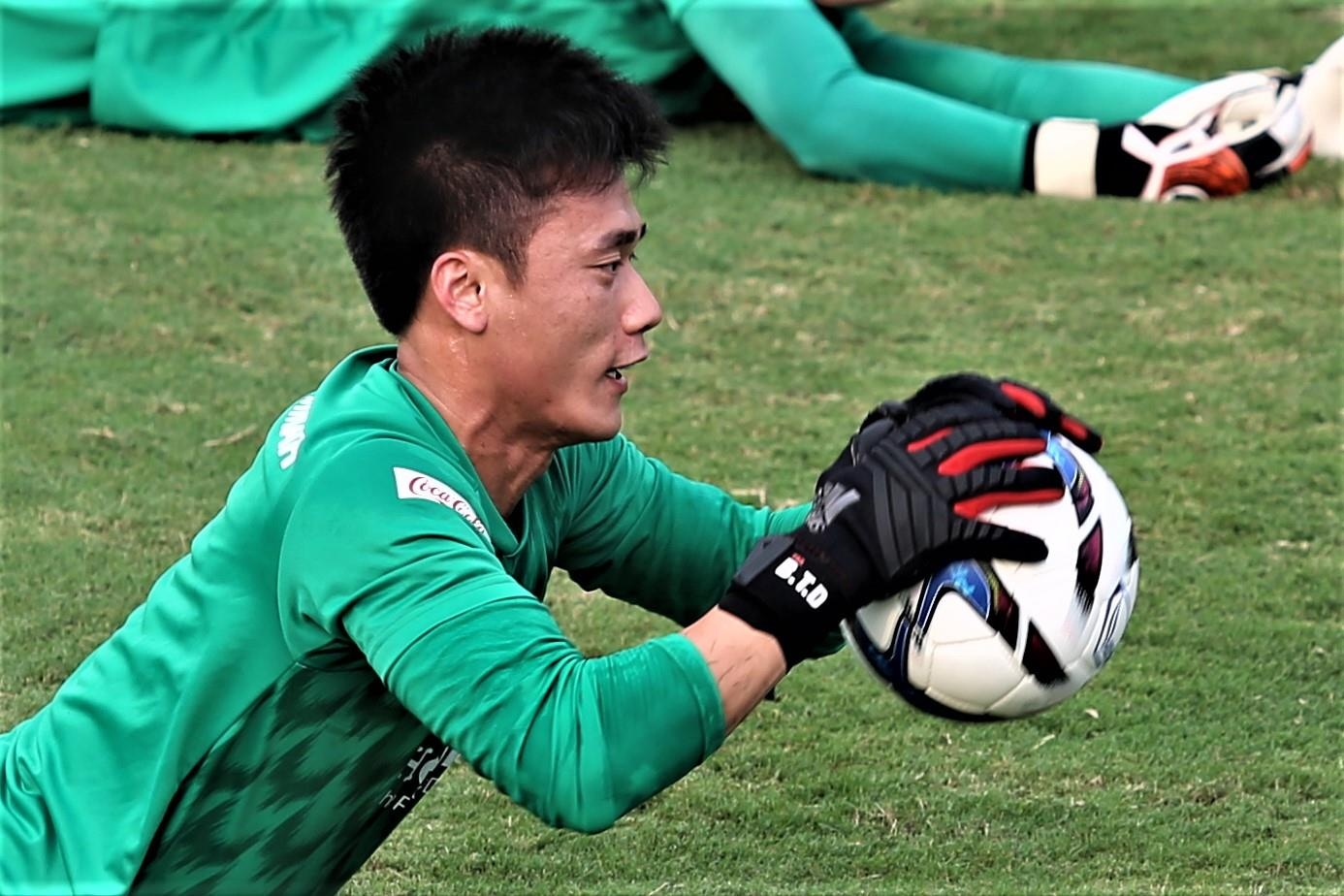 Bui Tien Dung no luc tap luyen trong mau ao U23 Viet Nam hinh anh