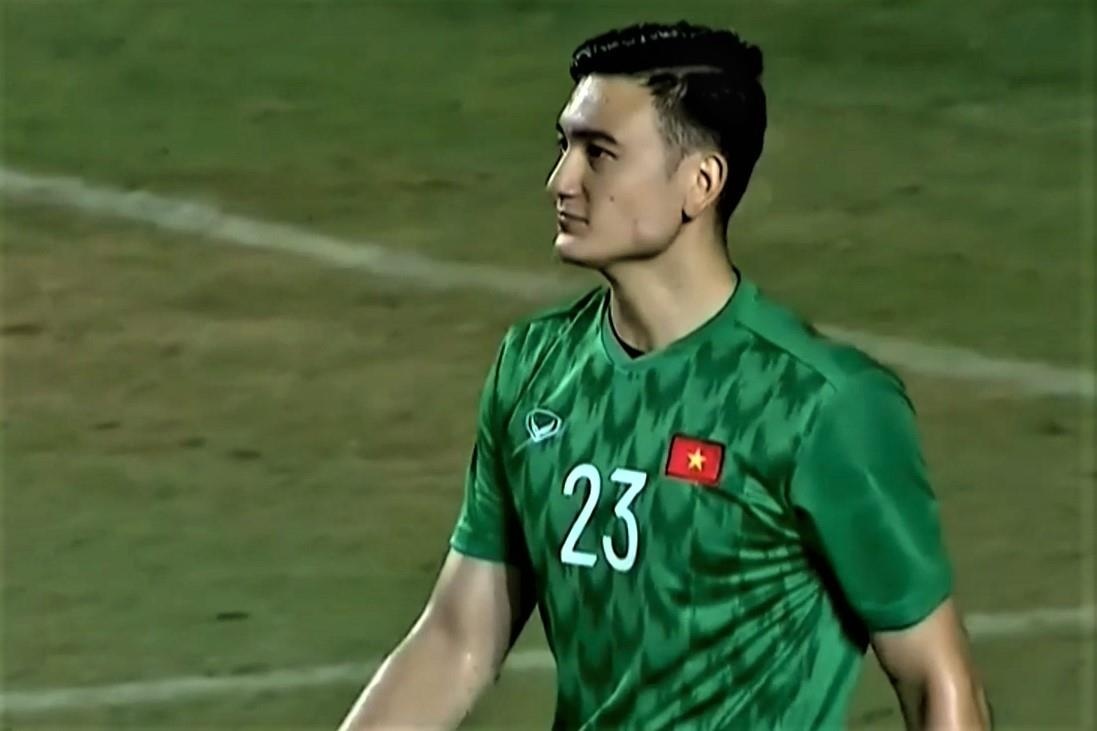 Dang Van Lam bat luc truoc cu sut xa hinh anh