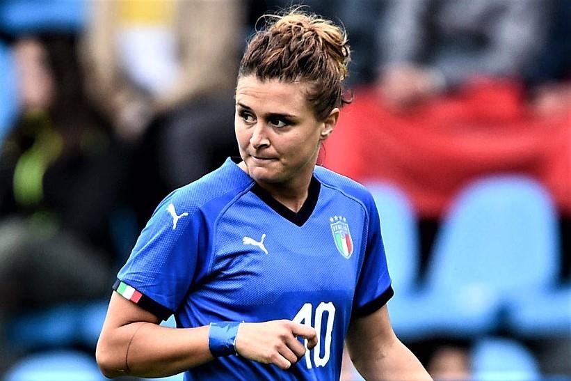 Nu cau thu Italy lap hat-trick nhan chim tuyen Jamaica hinh anh