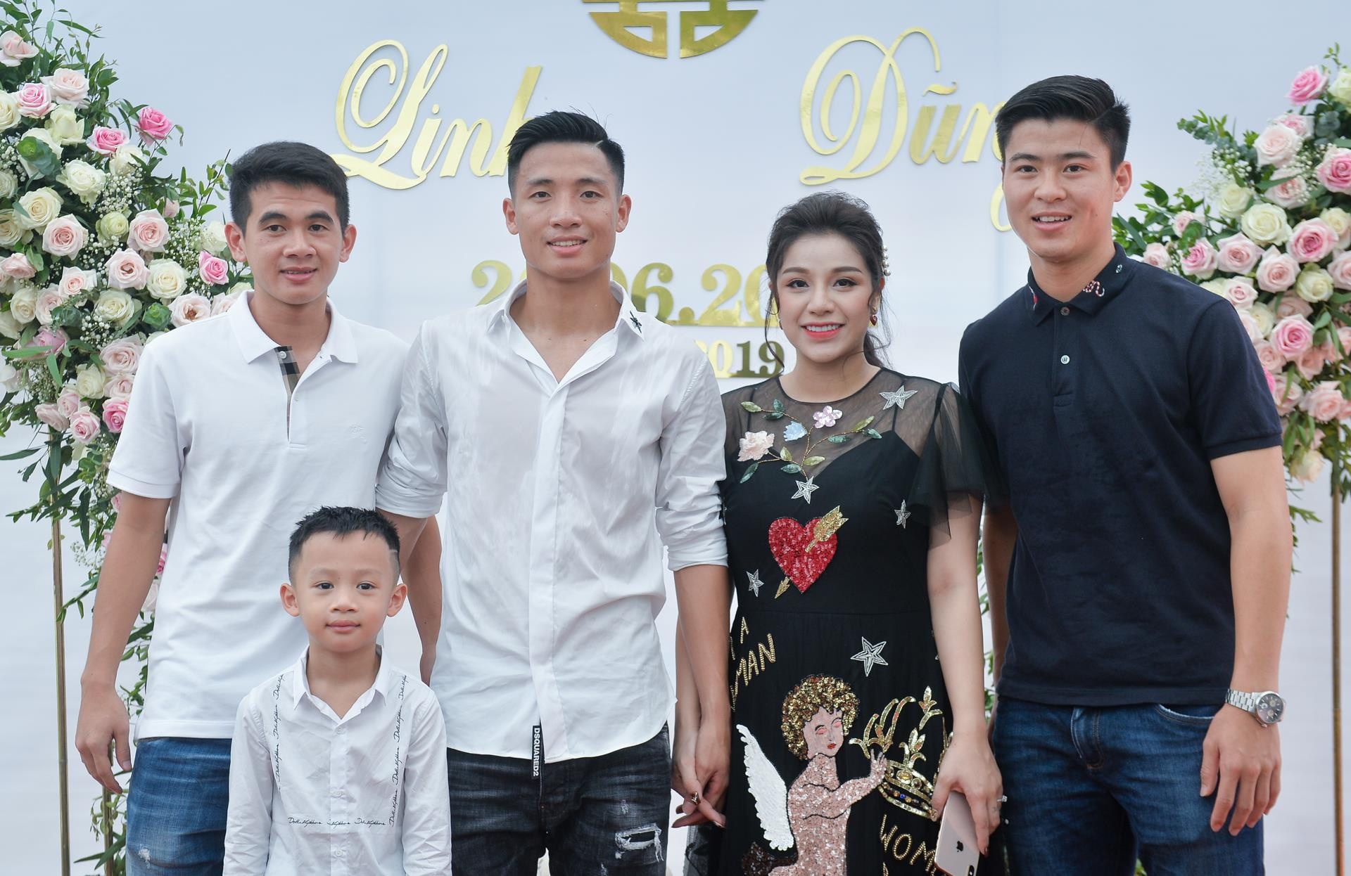 Que Ngoc Hai, Duy Manh den le an hoi chung vui cung Bui Tien Dung hinh anh