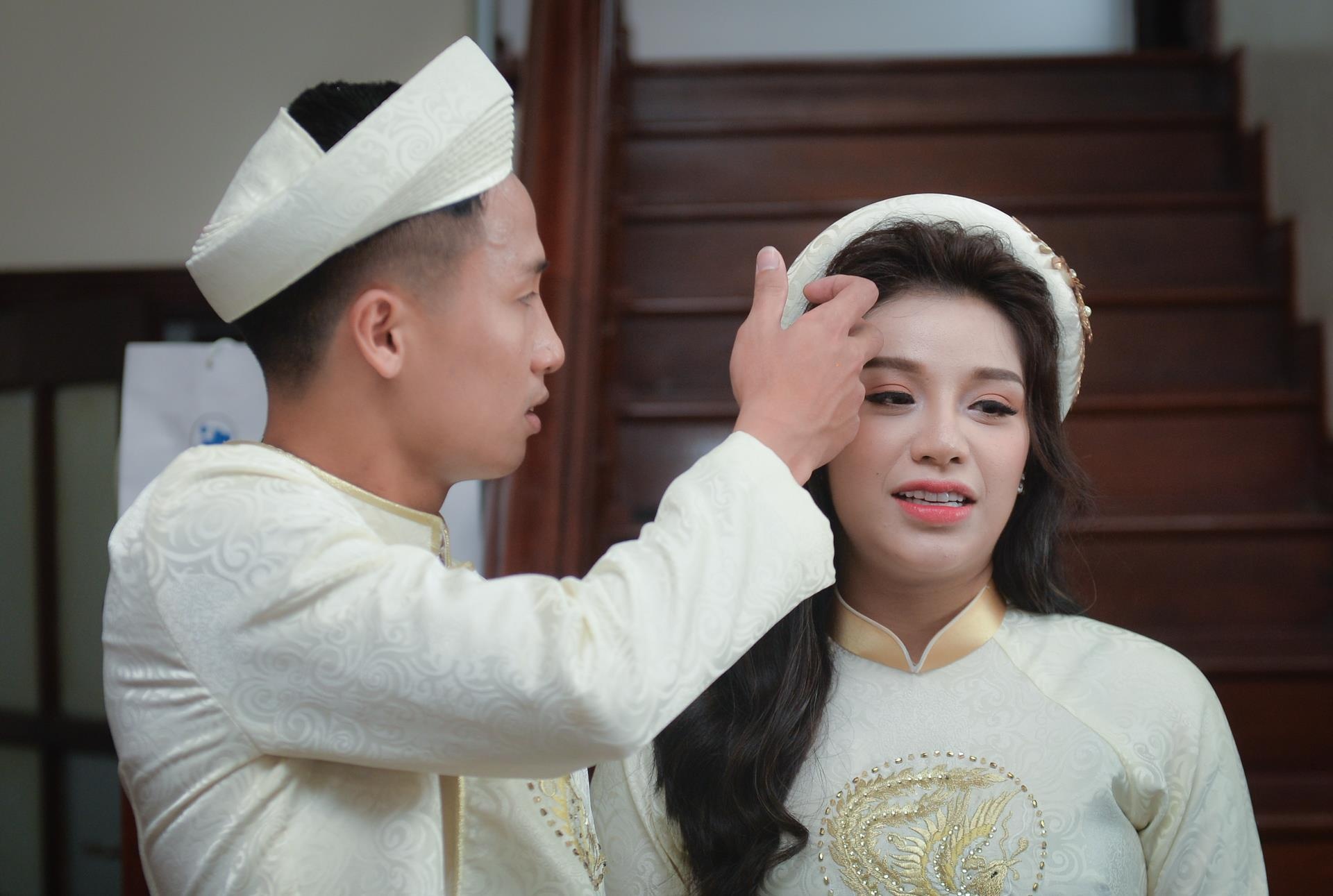 Bui Tien Dung au yem, nam tay co dau khong roi trong le an hoi hinh anh