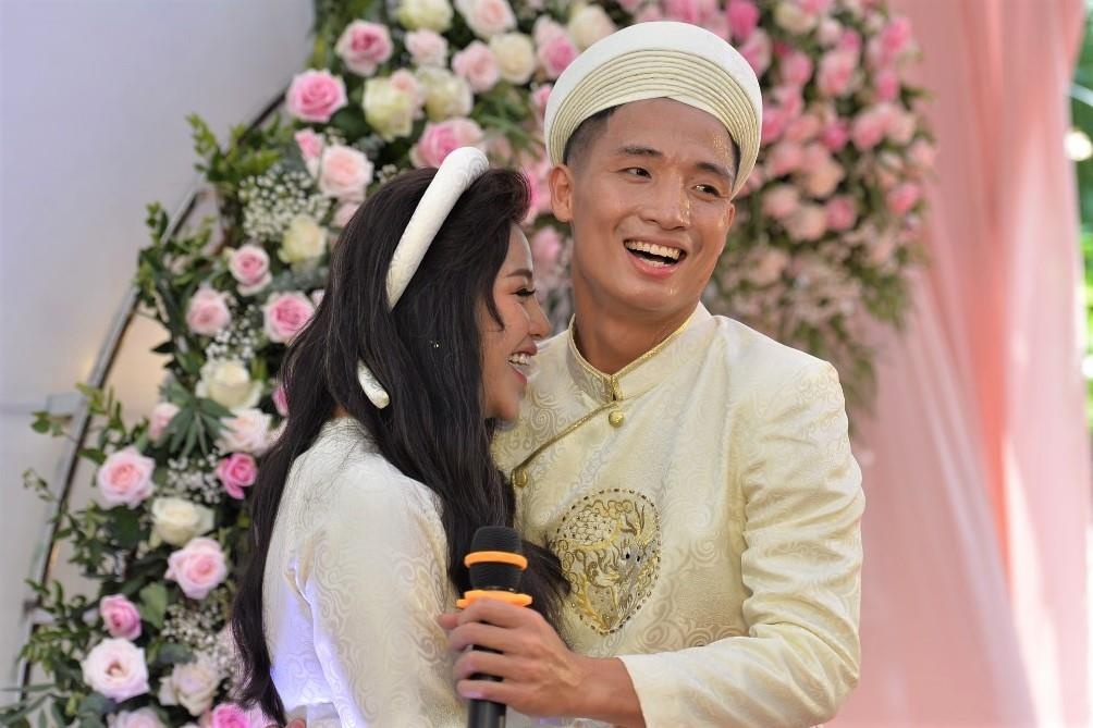 Bui Tien Dung hat 'Nam lay tay anh' tang co dau o le an hoi hinh anh