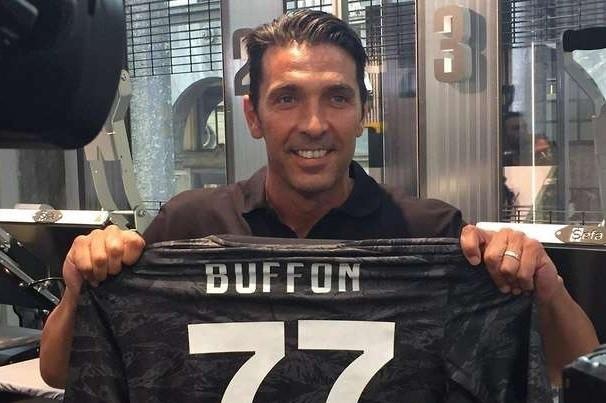 Buffon tu choi ao so mot va bang doi truong o Juventus hinh anh