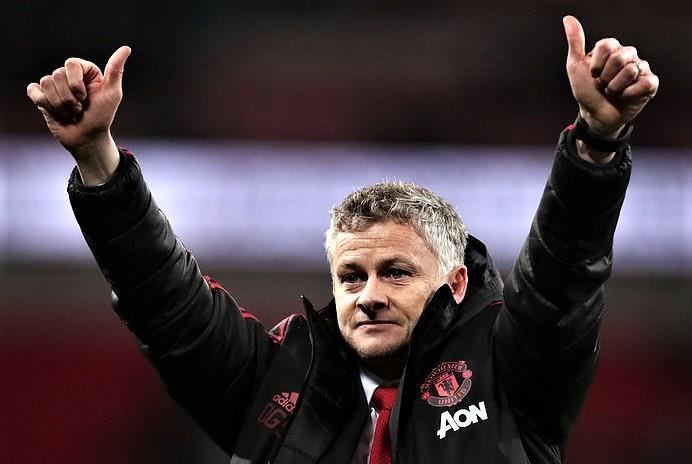 HLV Solskjaer: 'MU van dang theo duoi 2 thuong vu' hinh anh