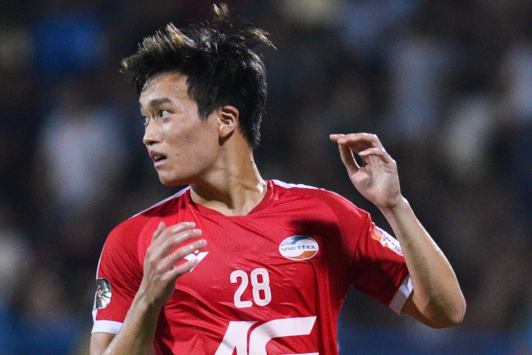 Hoang Duc bo lo dang tiec trong chien thang 1-0 cua CLB Viettel hinh anh