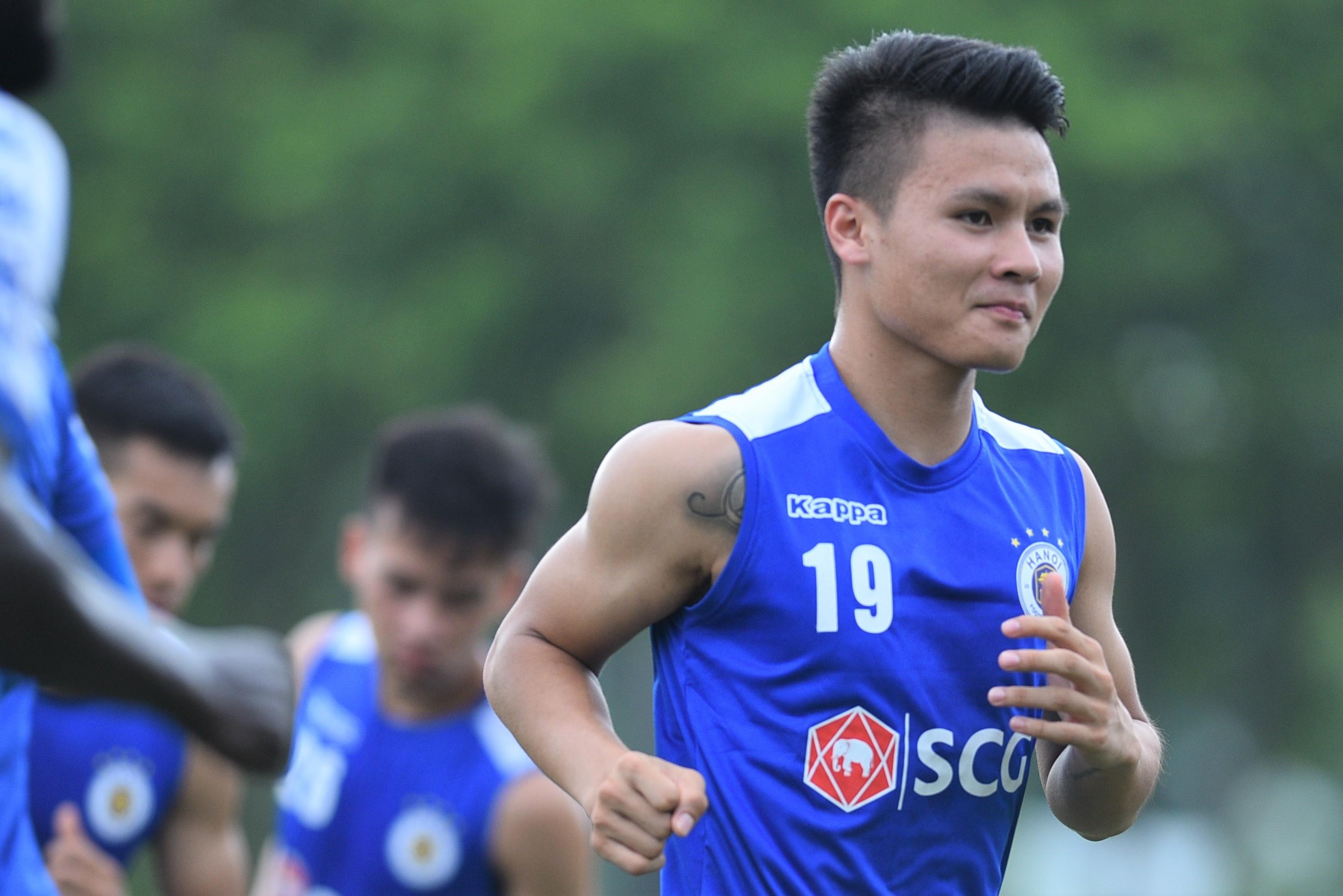 Quang Hai cung dong doi no luc tap luyen de bao ve ngoi dau bang hinh anh