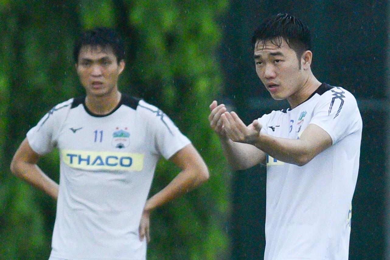 Xuan Truong, Tuan Anh doi mua tap luyen truoc tran gap CLB Ha Noi hinh anh