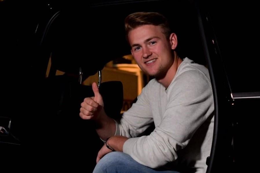 De Ligt dap may bay den Turin de ky hop dong voi Juventus hinh anh