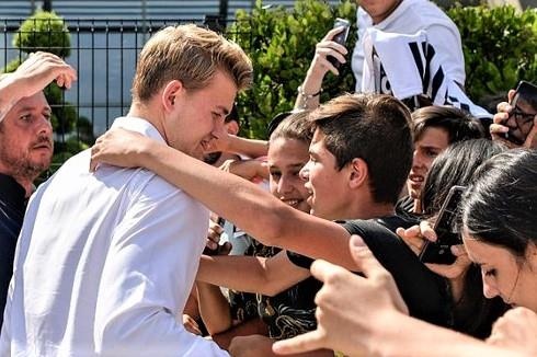De Ligt duoc fan Juventus chao don nhu nguoi hung hinh anh