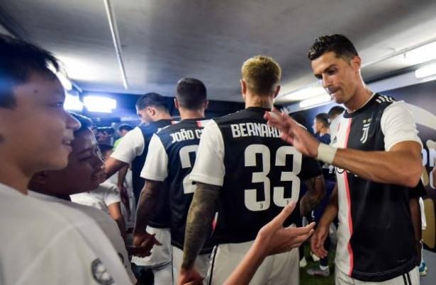 Ronaldo co cu chi dep voi fan nhi o tran gap Tottenham hinh anh