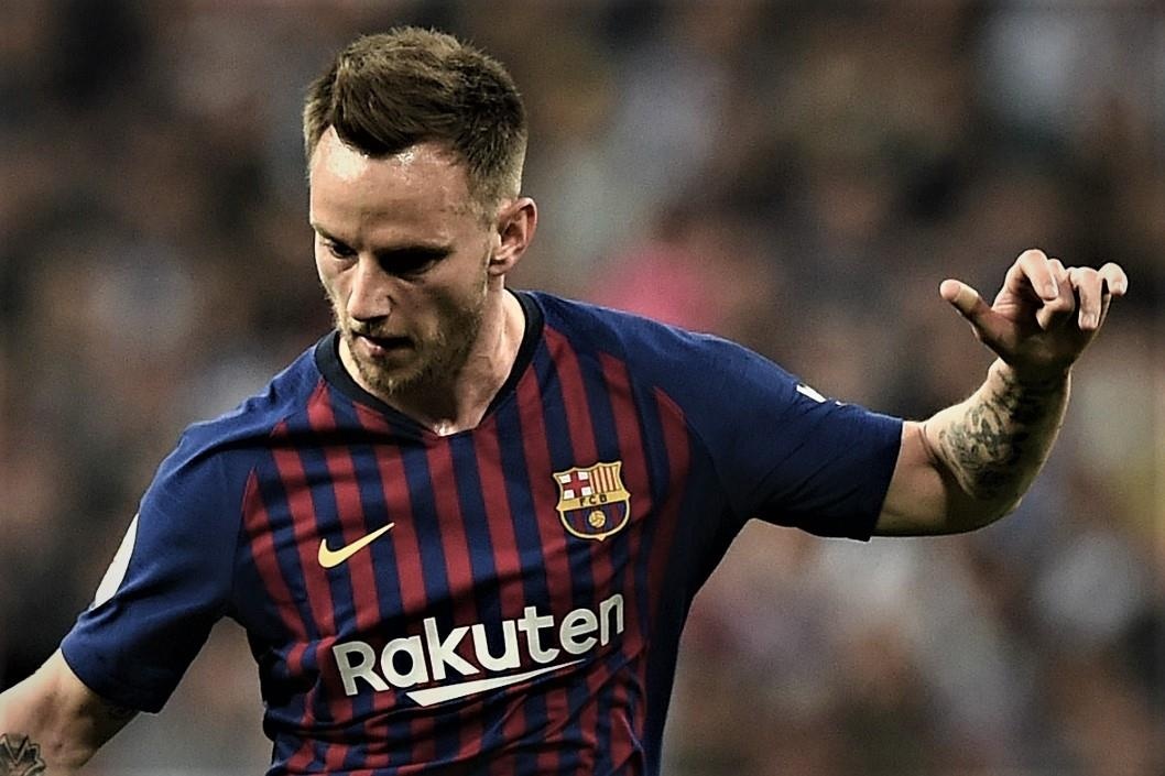Sieu pham sut xa cua Rakitic vao luoi Chelsea hinh anh
