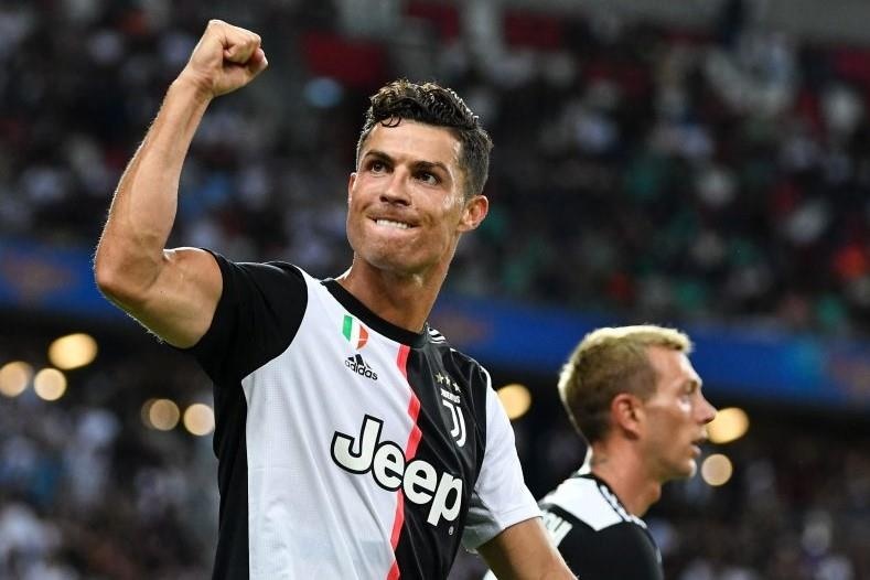 HLV Sarri: 'Cac cau thu phai tap thich nghi voi Ronaldo' hinh anh