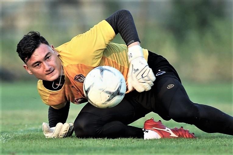 Van Lam no luc tap luyen voi HLV trinh do World Cup hinh anh