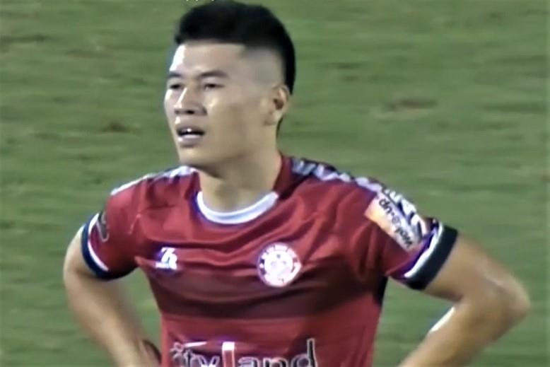 Pha vao bong bang hai chan cua cau thu TP.HCM voi Van Quyet hinh anh