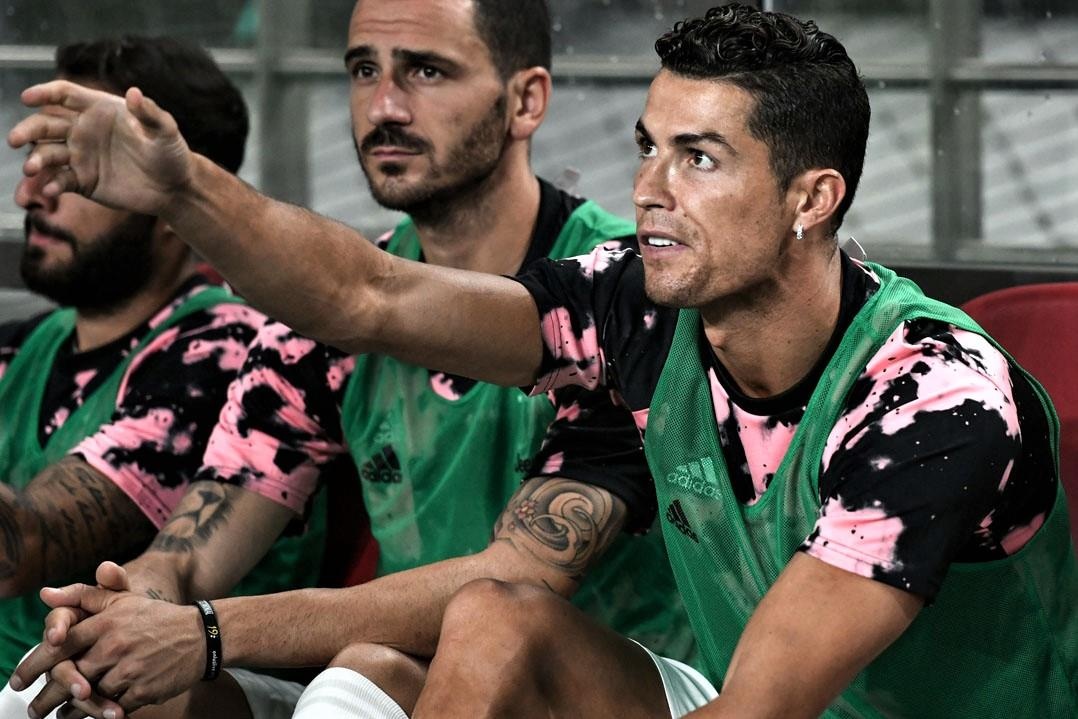 Ronaldo bi la o vi ngoi du bi o tran giao huu hinh anh