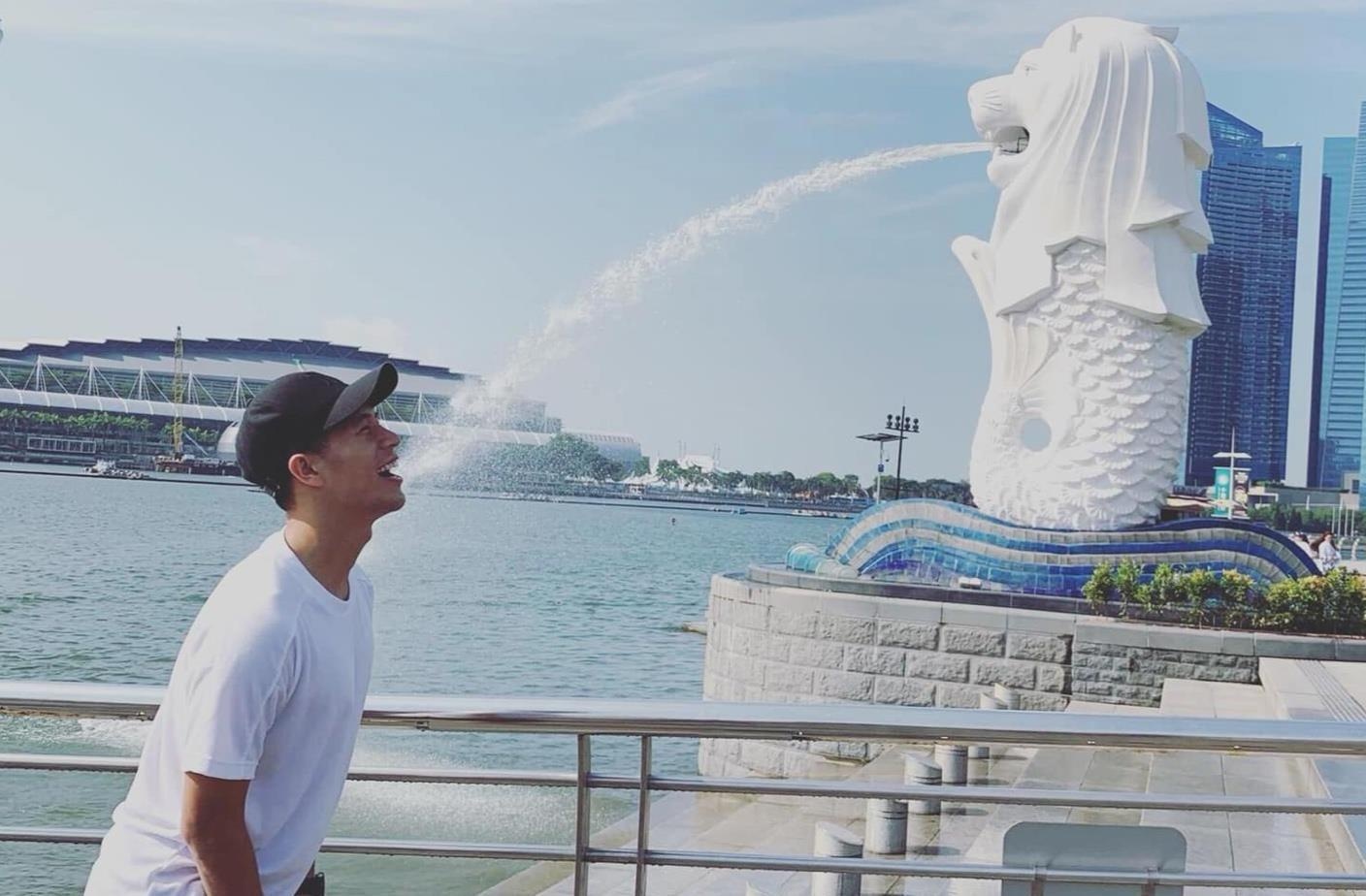 Dinh Trong tu tin khoe 'dep trai' trong hinh chup o Singapore hinh anh