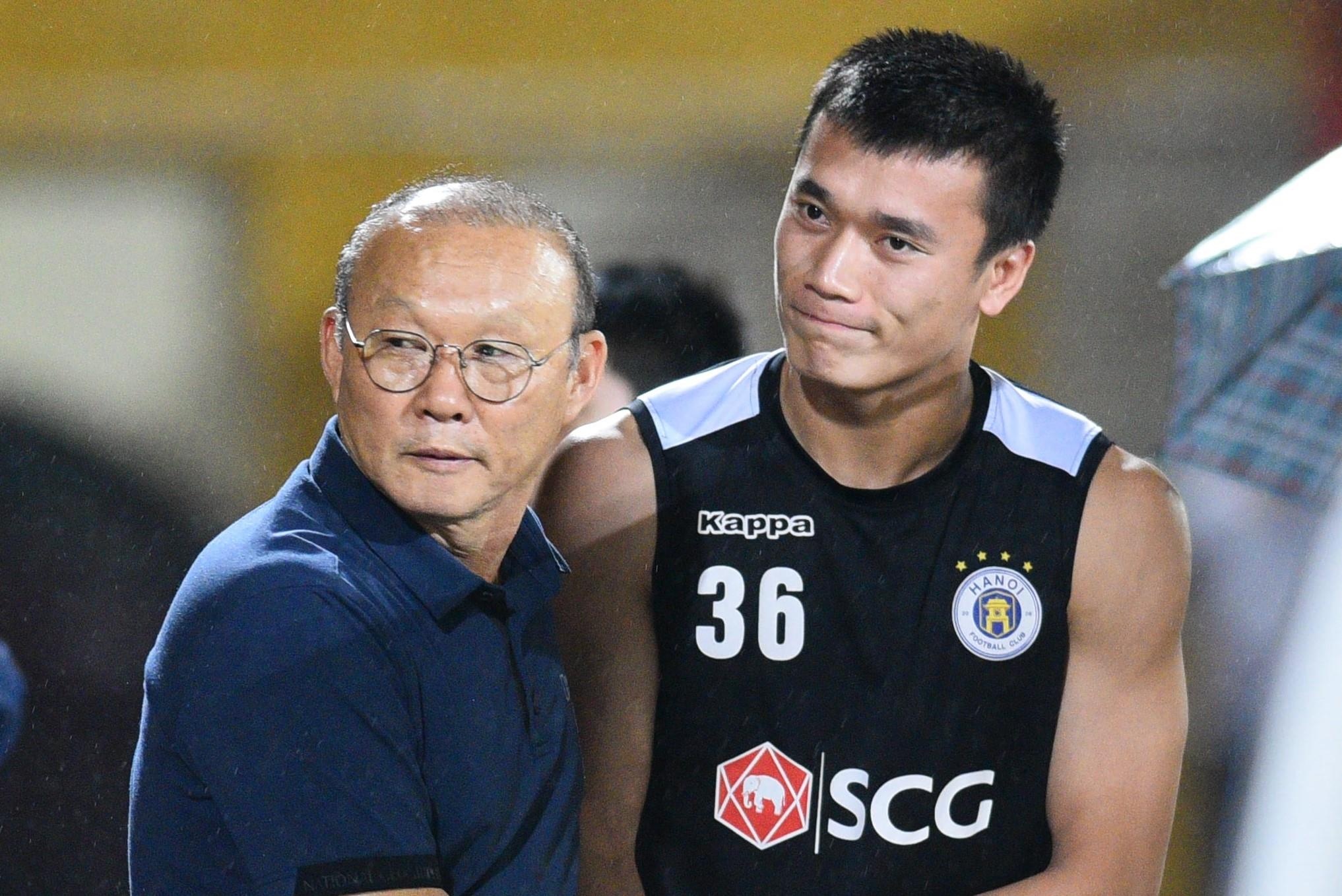 Thay Park hoi tham Bui Tien Dung sau chien thang cua CLB Ha Noi hinh anh