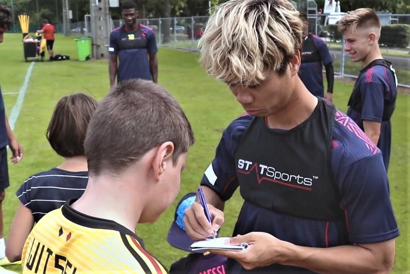 Cong Phuong miet mai ky tang CDV sau buoi tap cua Sint-Truidense hinh anh