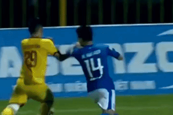 Hai Huy danh cui cho, thuc mui giay vao dau cau thu Nam Dinh hinh anh