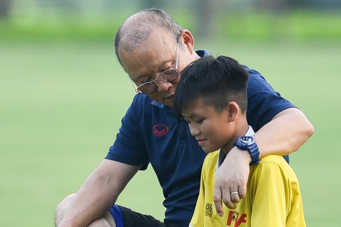 Thay Park 'xem gio' cau thu nhi trong buoi tap cua U23 Viet Nam hinh anh