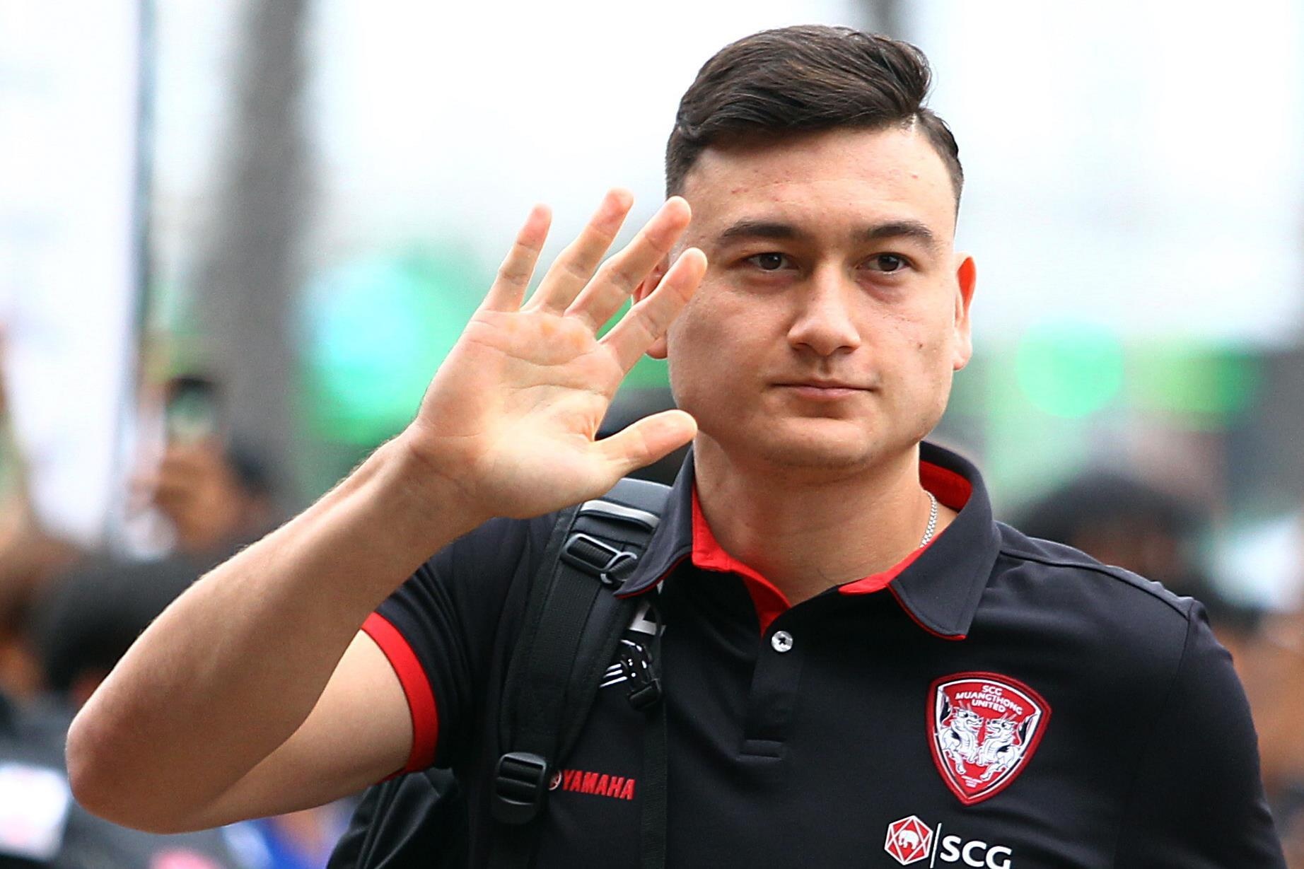 Cau thu Muangthong dap trung len dau Van Lam trong ngay sinh nhat hinh anh