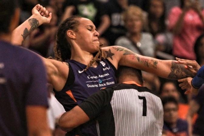 6 cau thu bong ro nu bi duoi vi au da tren san hinh anh